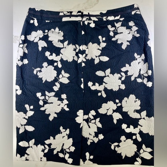 TALBOTS Skirt, straight, navy with white flowers, Size 16 - Picture 4 of 5